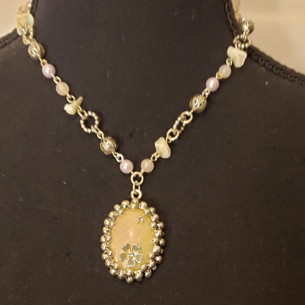 Vintage Avon Sp Mother Of Pearl Necklace 12$